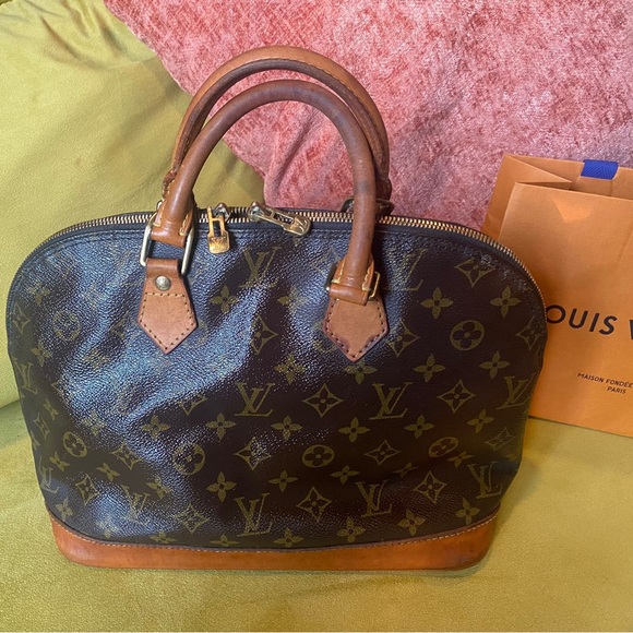 Louis Vuitton Alma Mm Bag - Picture 2 of 13